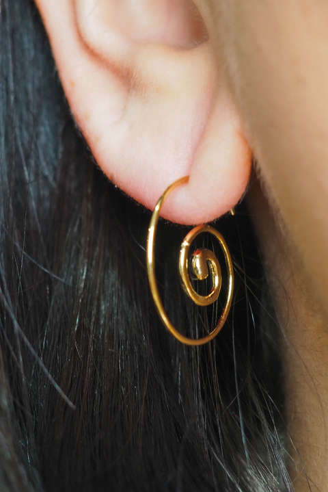 Selini Classic. Spiral Earrings. Gold Staple Earrings. Lightweight Jewelry. 